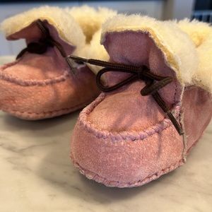 Lamo pink infant booties size M